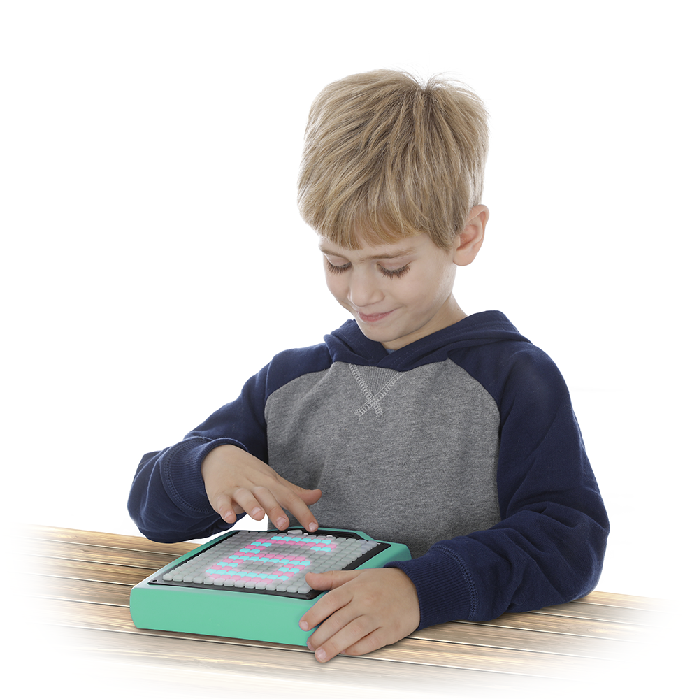 ילד משחק בטאבלט לד איטראקטיבי חכם Smarty PAD על שולחן