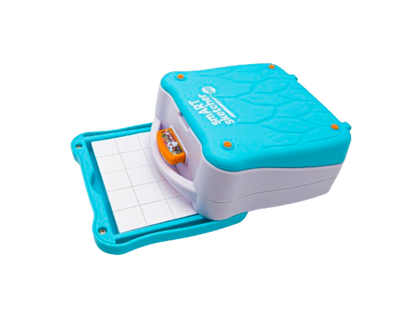 מקרן חכם לדרך !smART Sketcher® GO עם תא אחסון דפים פתוח וחבילת דפים בתוך התא 