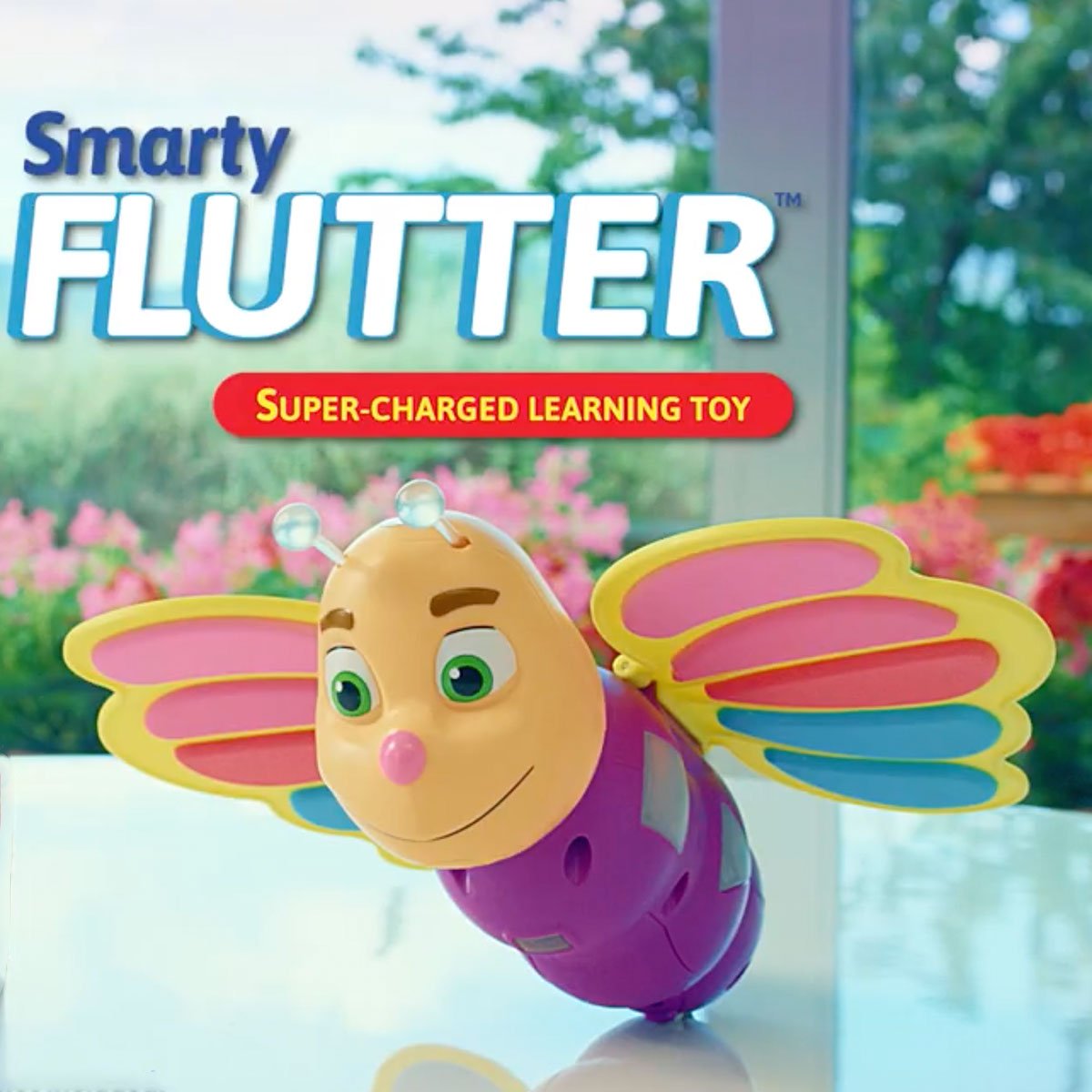 צעצוע חכם ®Smarty FLUTTER מונח על אדן חלון