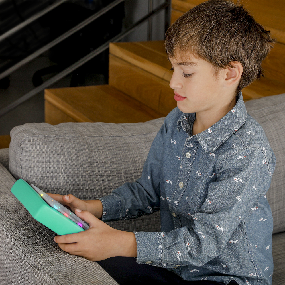 ילד משתמש בטאבלט לד איטראקטיבי חכם Smarty PAD 