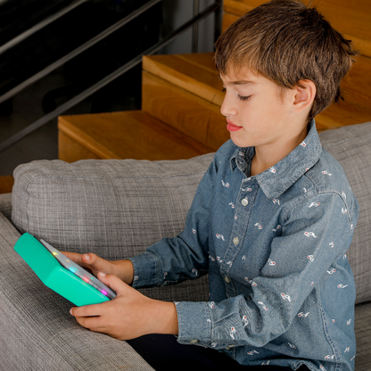 ילד משתמש בטאבלט לד איטראקטיבי חכם Smarty PAD 