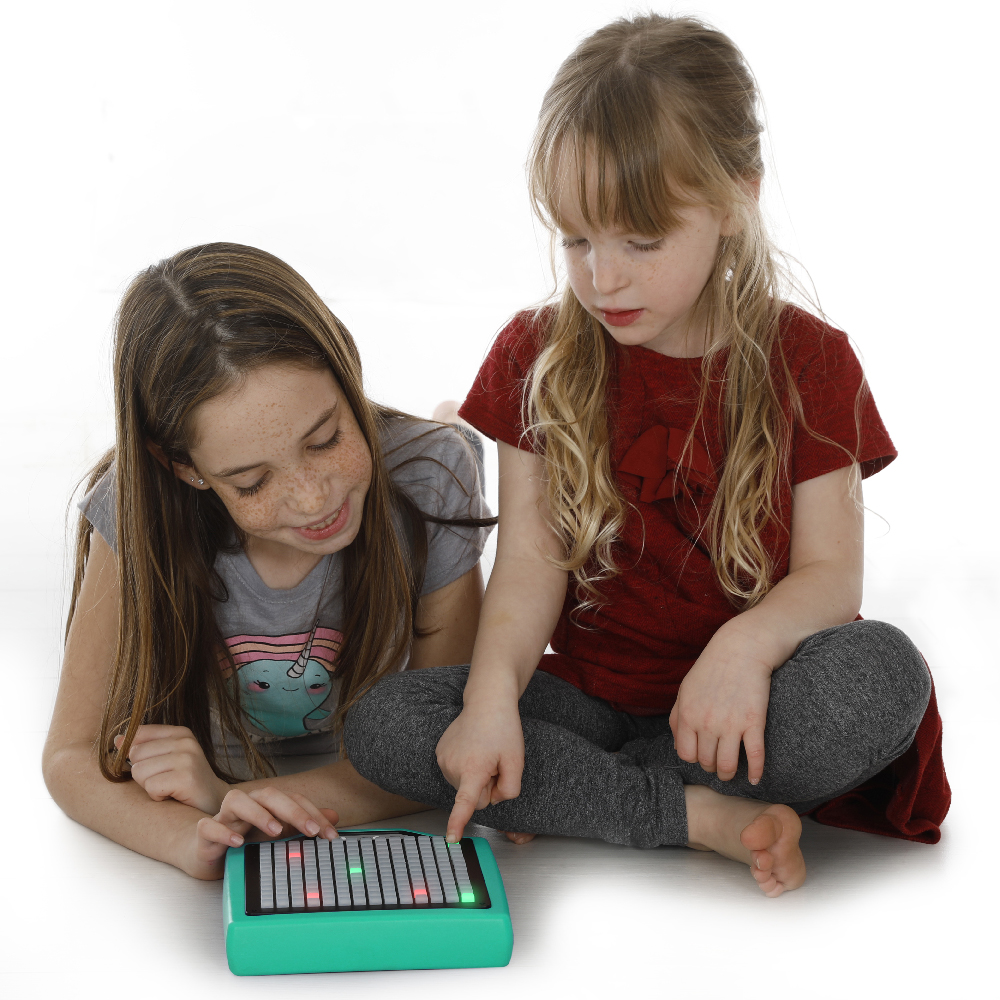 שתי ילדות משחקות בטאבלט לד איטראקטיבי חכם Smarty PAD 