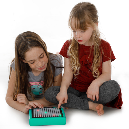 שתי ילדות משחקות בטאבלט לד איטראקטיבי חכם Smarty PAD 